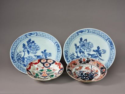 null JAPON. Deux plats à barbe en porcelaine à décors différents de fleurs sur des...