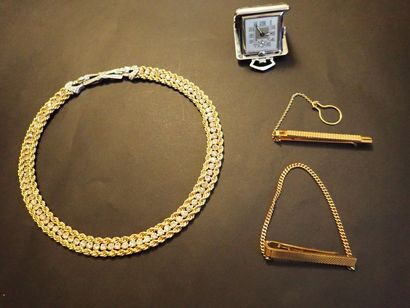 null Ensemble de bijoux : 

-Une pince à cravate en or jaune 750°/00 retenant une...