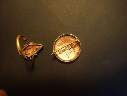 null Deux bijoux du 20ème siècle ornés d'émaux de Limoges en or jaune 750°/00 :

-Issanchou...