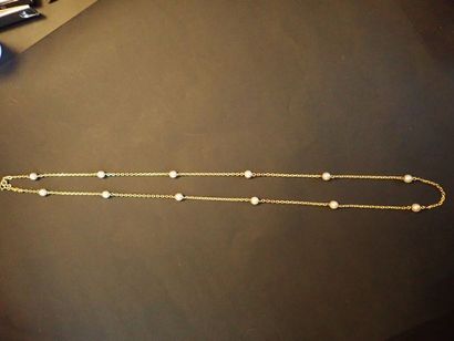 null Un long collier en or jaune 14K (585°/00) maille forçat limée ponctuée de perles...