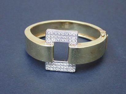 null Bracelet jonc en or jaune 585°/00 au motif central rectangulaire pavé de diamants...