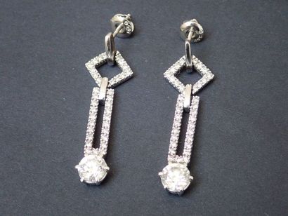 null Paire de pendants d'oreilles en or gris 585°/00 ornée de diamants ronds taillés...
