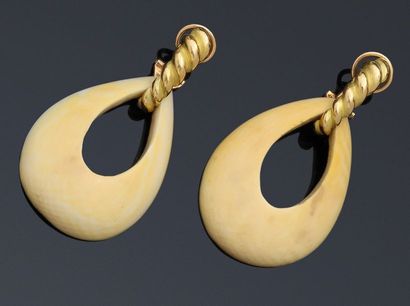 null Paire de clips d'oreilles en or jaune 750°/00 retenant des pendants d'ivoire...