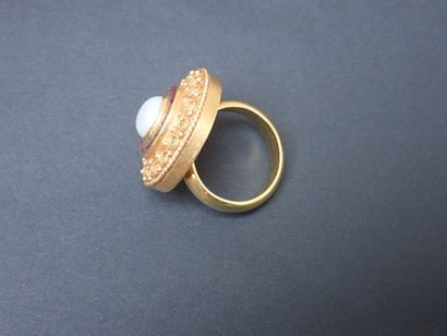 null Bague en or jaune 750°/00 à motifs de filigranes et de billes centrée d'une...