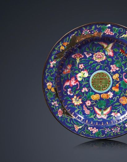 null 1850. Règne de S.M Tu Duc (1848-1883). Assiette en cuivre à décor émaillé polychrome...