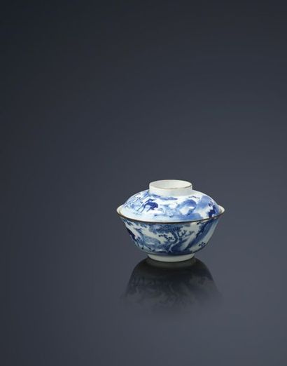 null 1868. Bol couvert en porcelaine de Chine à décor bleu blanc, dit bleu de Hué...