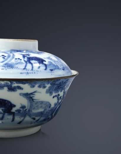 null 1868. Bol couvert en porcelaine de Chine à décor bleu blanc, dit bleu de Hué...