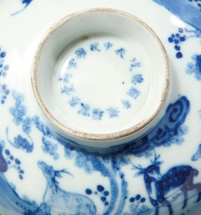 null 1868. Bol couvert en porcelaine de Chine à décor bleu blanc, dit bleu de Hué...