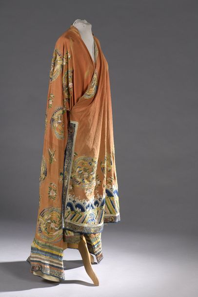 null Manteau de cour de femme en soie à fond orangé, brodé en polychromie et fils...