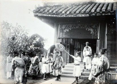 null 1926. TANG-VINH à Hué

Cérémonie d'intronisation de sa Majesté Bao-Dai, Empereur...
