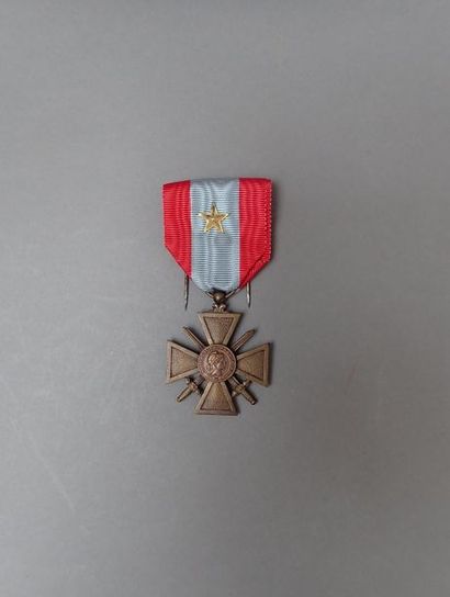1954. Croix de guerre en métal des Théâtres...
