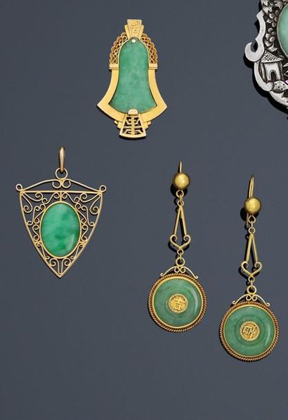 null Paire de pendants d'oreille en or 14K (585°/°°) et médaillon en jade orné au...