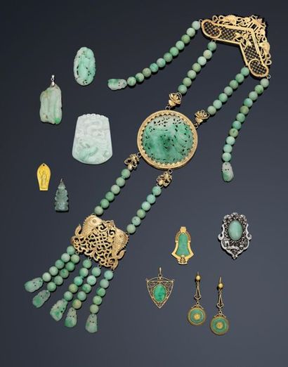 null Paire de pendants d'oreille en or 14K (585°/°°) et médaillon en jade orné au...