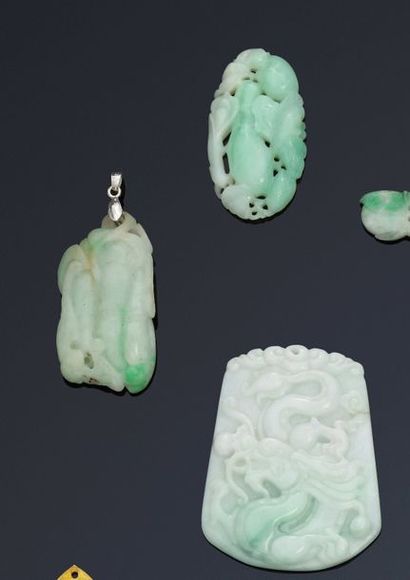 null Lot de trois pendentifs en jade-jadéite de couleur blanche à veines vertes,...