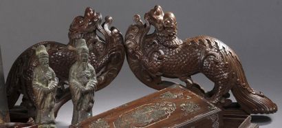 null Deux éléments de décor en bois exotique sculpté de chimères. Indochine ou Chine,...