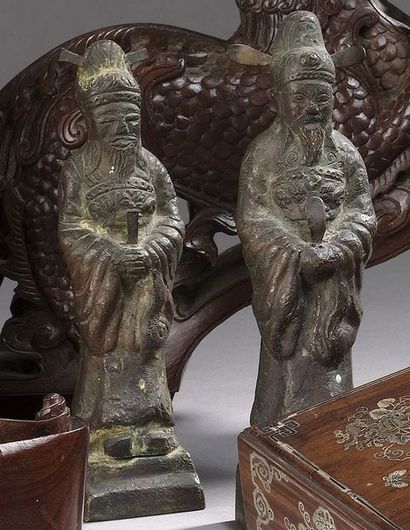 null Mandarins. Deux bronzes ciselés sur socle. Indochine, début du XXe siècle. Hauteur:...