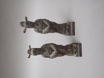 null Mandarins. Deux bronzes ciselés sur socle. Indochine, début du XXe siècle. Hauteur:...