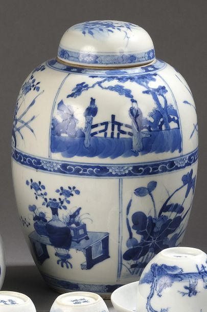 null Pot à gingembre en porcelaine de Chine à décor bleu blanc dans des réserves,...