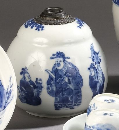 null Pipe à eau en porcelaine de Chine à décor bleu blanc du Dieu de la longévité...