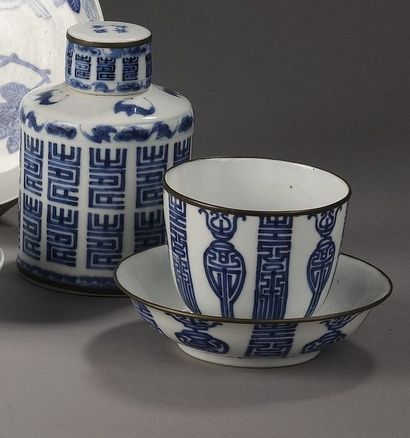 null Ensemble de 3 pièces en porcelaine de Chine à décor bleu blanc et cerclage de...