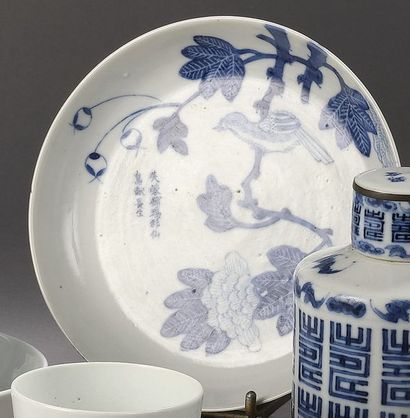 null Coupelle en porcelaine de Chine à décor bleu blanc, dit bleu de Hué d'un oiseau...