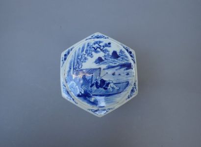 null Coupelle en porcelaine de Chine à décor bleu blanc dit bleu de Hué d'une légende...