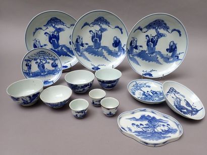 null Ensemble de 6 pièces de porcelaine de Chine à décor en bleu sous couverte: 3...