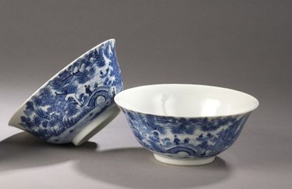 null Paire de bols en porcelaine de Chine légèrement évasés à décor bleu blanc, dit...