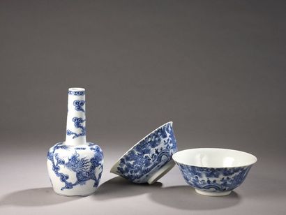 null Vase bouteille à long col en porcelaine de Chine à décor bleu blanc dit bleu...