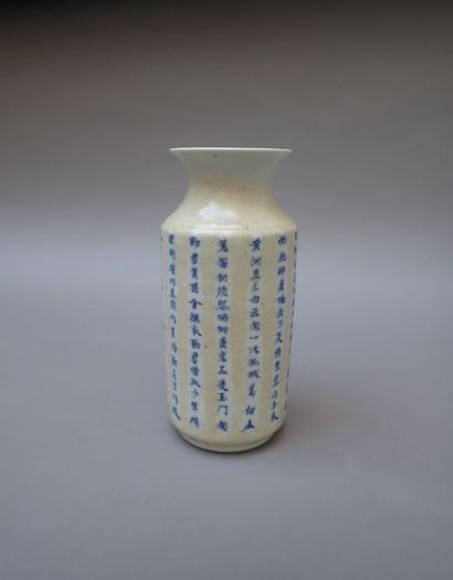null Vase en porcelaine à décor bleu blanc de texte calligraphié en sino-vietnamien...