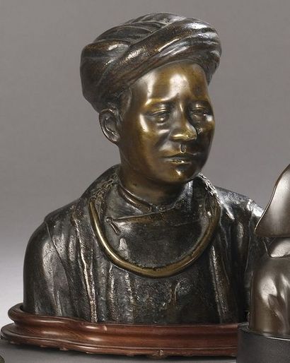 null Buste de femme des Minorités du Nord. Bronze à patine brune sur son son socle...