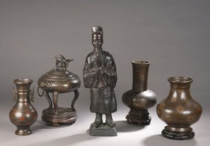 null Petit vase balustre en bronze à deux anses, la panse à décor de symboles Tho...