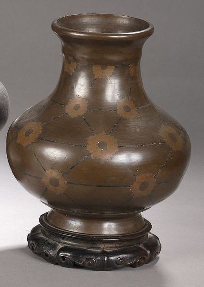 null Vase balustre en bronze à décor niellé de cuivre du motif de constellation et...