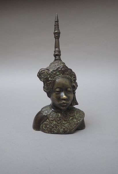 null Buste de danseuse cambodgienne. Bronze à patine brun-vert. Indochine, début...