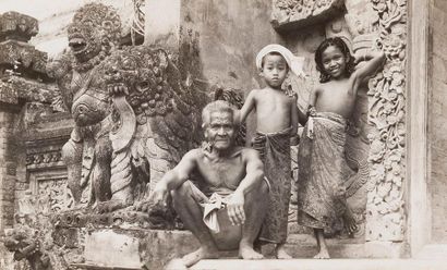 null **1900-1930. Réunion de quatre albums sur l'Indonésie.

* Album Singapore, Java...