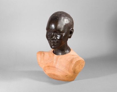 null Tête de femme africaine en bronze à patine brune sur son buste en bois. Hauteur...