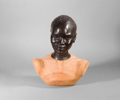 null Tête de femme africaine en bronze à patine brune sur son buste en bois. Hauteur...