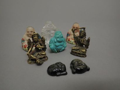 null Lot de huit petits Bouddhas en cristal de roche, turquoise, céramique et br...