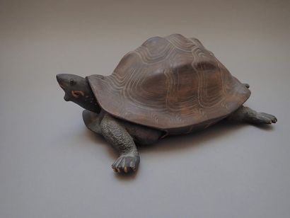 null Sujet zoomorphe en grès brun et gris de Yixing figurant une tortue, la tête...