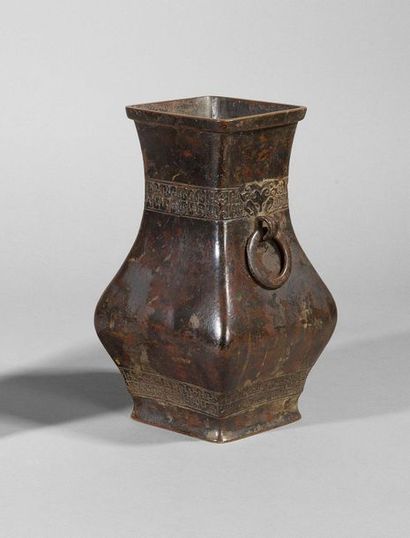 null Vase de type fanghu en bronze, une frise de motifs géométriques à la base et...