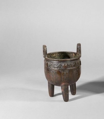 null Vase en bronze tripode de type ding, deux anses dressées verticalement, à décor...