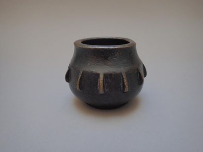 null Pot ou brûle-parfum en bronze. Chine ou Birmanie. Hauteur 7,5 cm.
