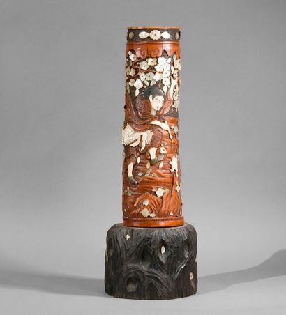 null Grand vase en bambou teinté à décor en incrustations de nacre et d'os de Gama...
