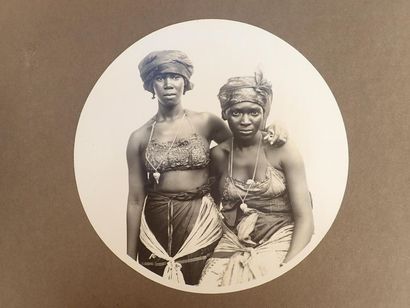 null **1930. DESCHACHT A. (49), autres (23)

Conakry la Perle de l'Afrique, c.1930.

Album...