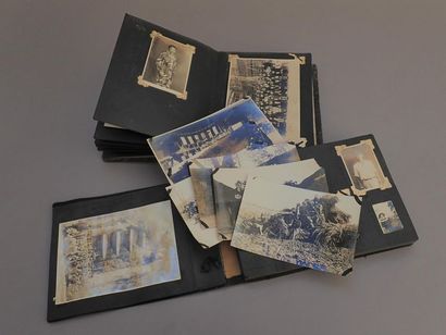 null **1937-1945. Occupation Japonaise de la Chine.

Deux petits albums (15x20,5cm)...
