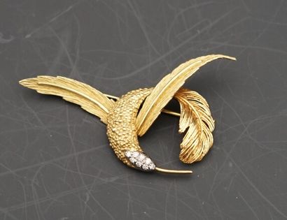 null Broche en or jaune 750 °/°° (18K), ciselé et diamants, à motif d'un oiseau stylisé,...