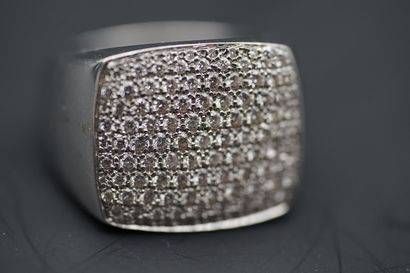Ring in white gold 750 °/°° (18K), decorated...