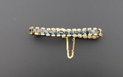 null Yellow gold bracelet 585°/°° with links set with oval-cut sapphires underlined...