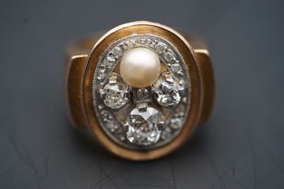 null Art Deco ring, in yellow gold 750 °/°° in an oval setting paved with diamonds,...