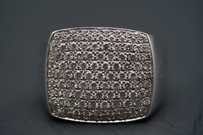 null Ring in white gold 750 °/°° (18K), decorated with a pavement of rectangular...